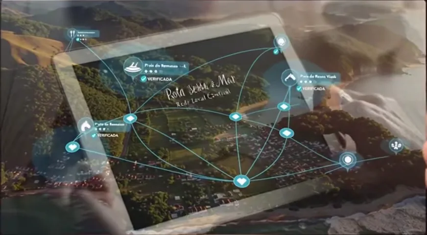 Operador planejando um roteiro sobre um mapa físico, com ícones do trajeto sobrepostos.